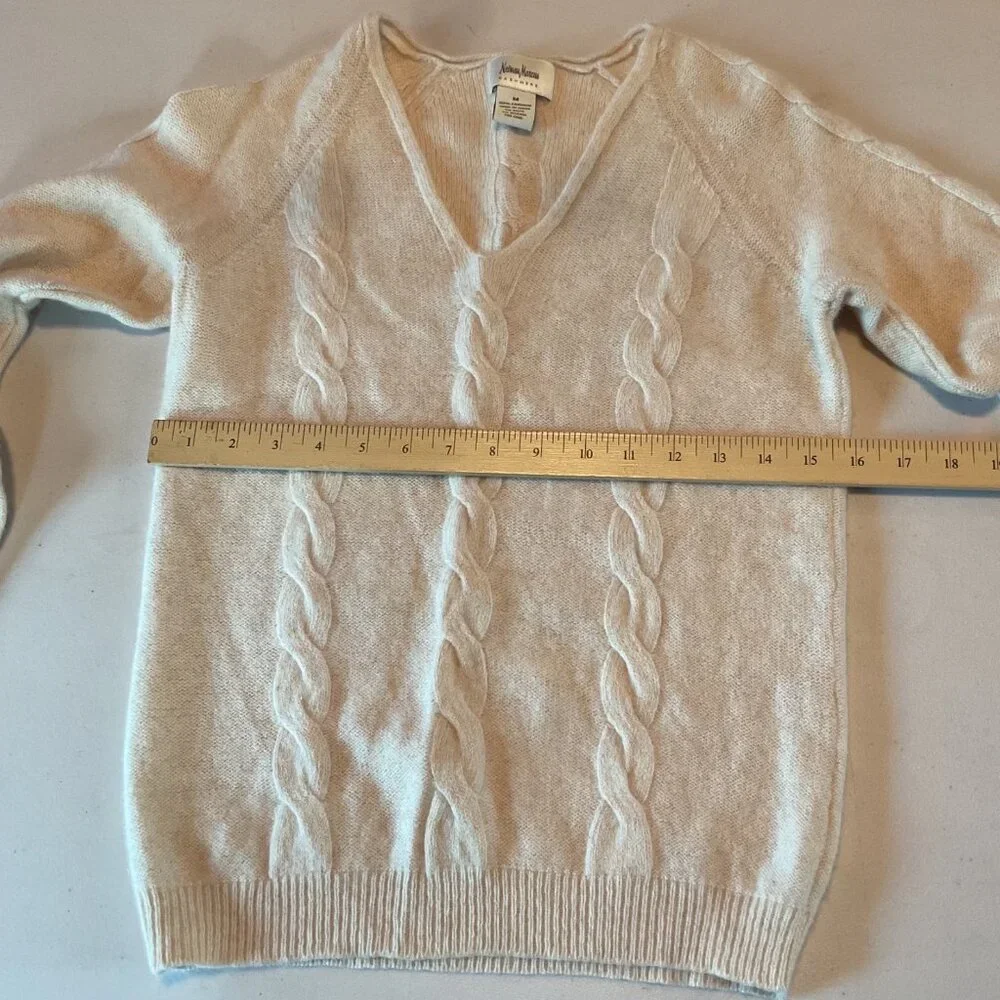 NWOT Neiman Marcus Beige 100% Cashmere Cable Knit V-Neck Sweater Womens M